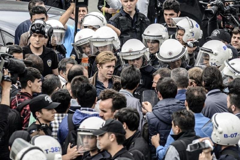 Manifestantes s&atilde;o cercados pela pol&iacute;cia