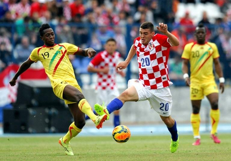 Croata, Mateo Kovacic, disputa a bola com Birama Toure, de Mali, em partida amistosa 