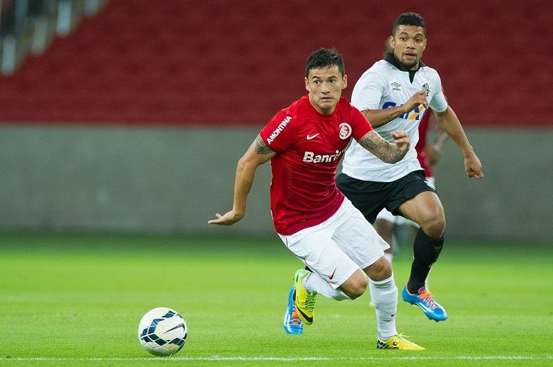 Volante Ar&aacute;nguiz, do Internacional, &eacute; um dos jogadores atuantes no Brasil 