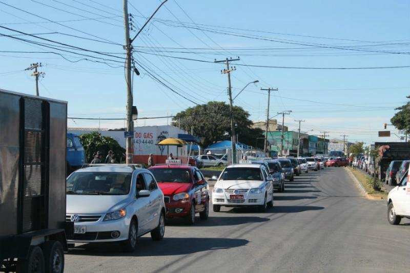 Taxistas realizam carreata em protesto por assassinato de colega