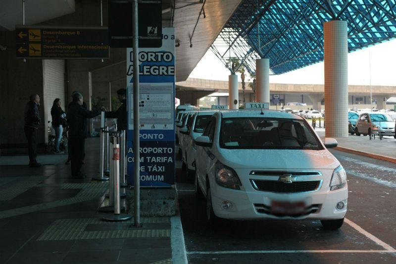 Clientes reclamam de abuso na tarifa de t&aacute;xi no aeroporto