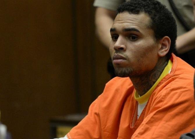Chris Brown &eacute; libertado da pris&atilde;o nos Estados Unidos 