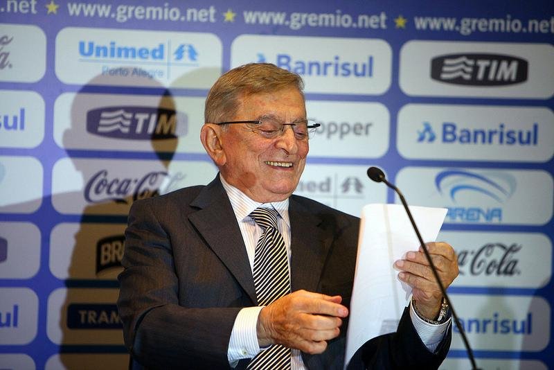 Presidente do clube assinou o aditivo que modifica o contrato com a OAS sobre a Arena