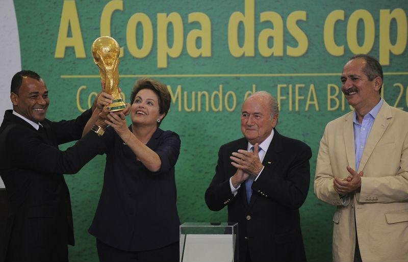 Cafu ajudou a presidente Dilma a levantar a ta&ccedil;a da Copa do Mundo