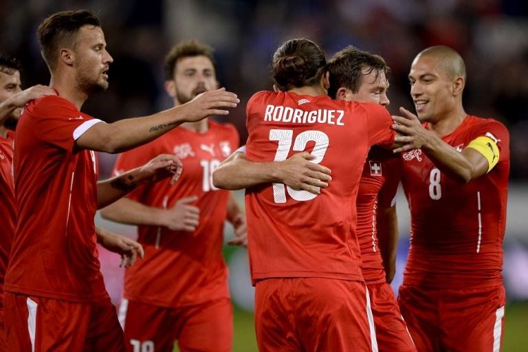 Su&iacute;&ccedil;a venceu com gol de Lichtsteiner aos 33 min do 2&ordm; tempo
