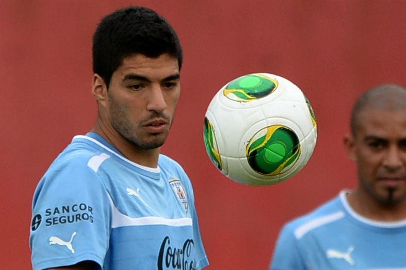 Atacante da sele&ccedil;&atilde;o uruguaia se recupera de cirurgia no joelho esquerdo