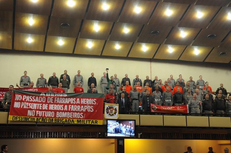 Bombeiros celebraram cantando o Hino Rio-Grandense