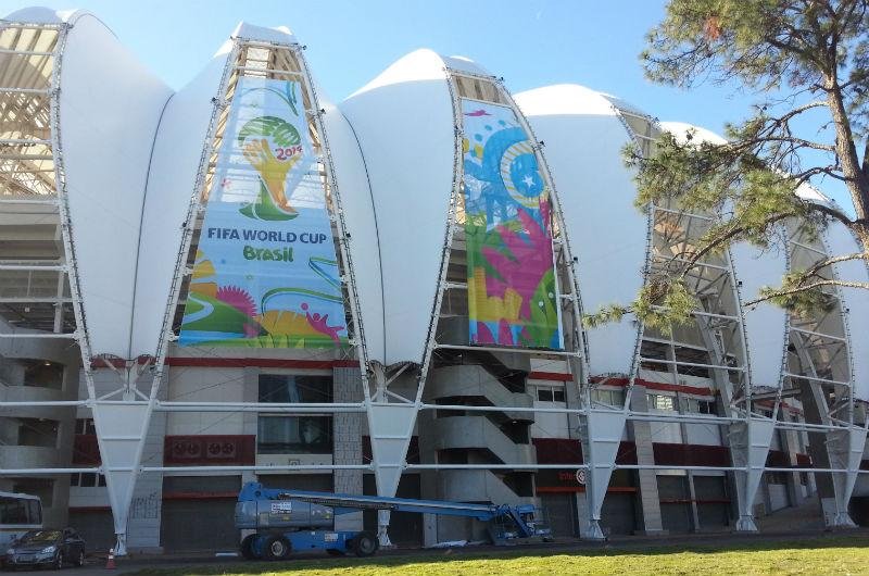 Fifa instala pain&eacute;is da Copa no est&aacute;dio Beira-Rio
