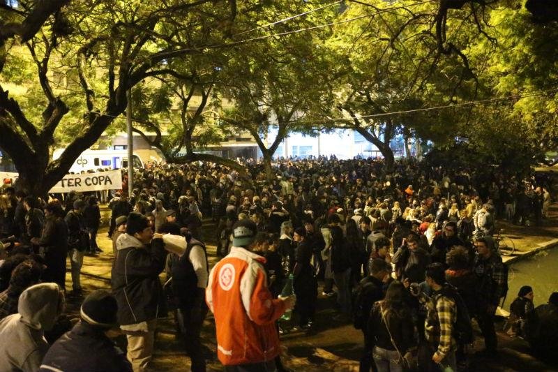 Multid&atilde;o faz manifesta&ccedil;&atilde;o pac&iacute;fica contra fechamento do bar Tutti Giorni