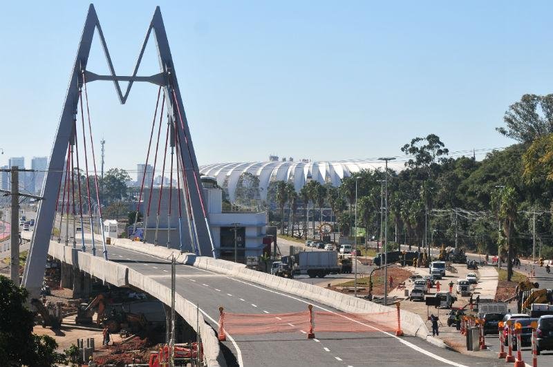 Estrutura na forma da letra foi constru&iacute;da para dar estabilidade ao p&oacute;rtico