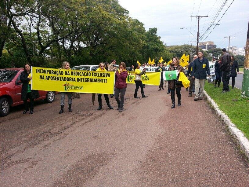 Servidores da sa&uacute;de protestam em Porto Alegre