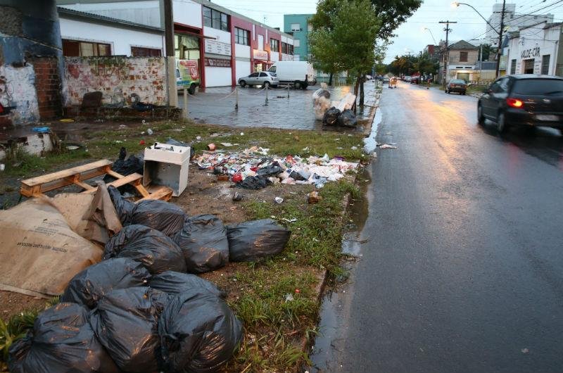 Caso a manifesta&ccedil;&atilde;o permane&ccedil;a nesta sexta, coleta de lixo ser&aacute; interrompida 100%