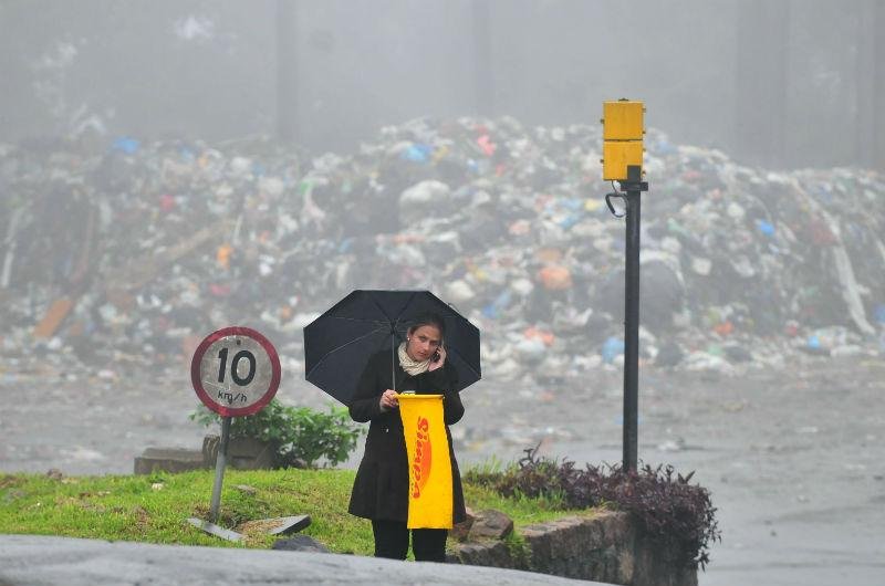 Tr&ecirc;s caminh&otilde;es de lixo j&aacute; descarregaram na unidade