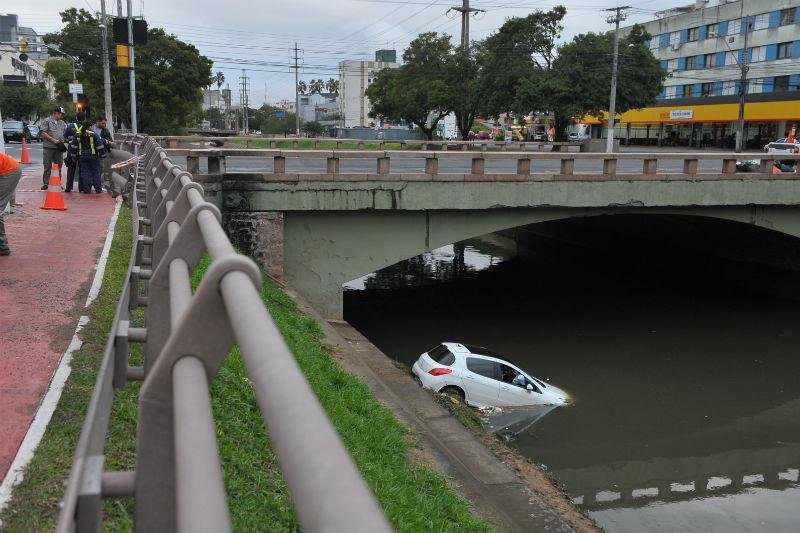 Carro cai no Arroio Dil&uacute;vio e condutor sai sem ferimentos na Capital