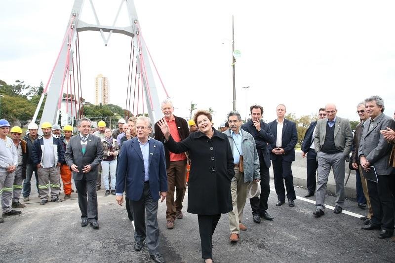 Caminhada libera viaduto Pinheiro Borda em Porto Alegre