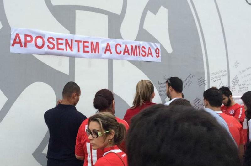 Torcedores do Inter homenageiam Fernand&atilde;o no Beira-Rio