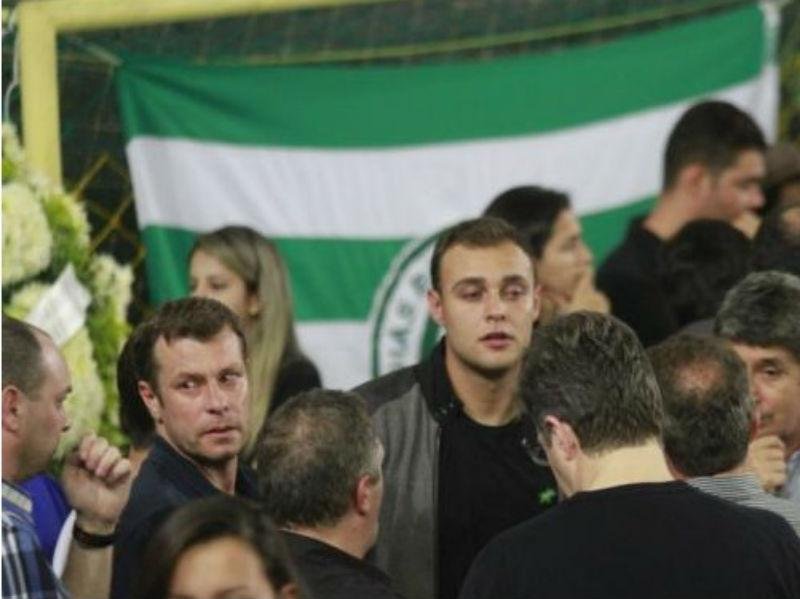 Goleiro Renan foi um dos ex-companheiros de Fernand&atilde;o presentes no vel&oacute;rio