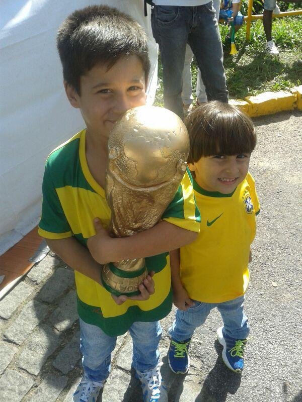 Irm&atilde;os Jo&atilde;o Lucas e Pedro Lucas viajaram cinco horas para ver a Sele&ccedil;&atilde;o