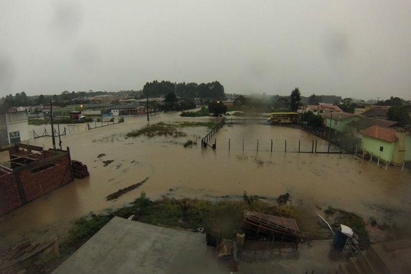 Chuva forte alaga cidades e desabriga fam&iacute;lias em Santa Catarina