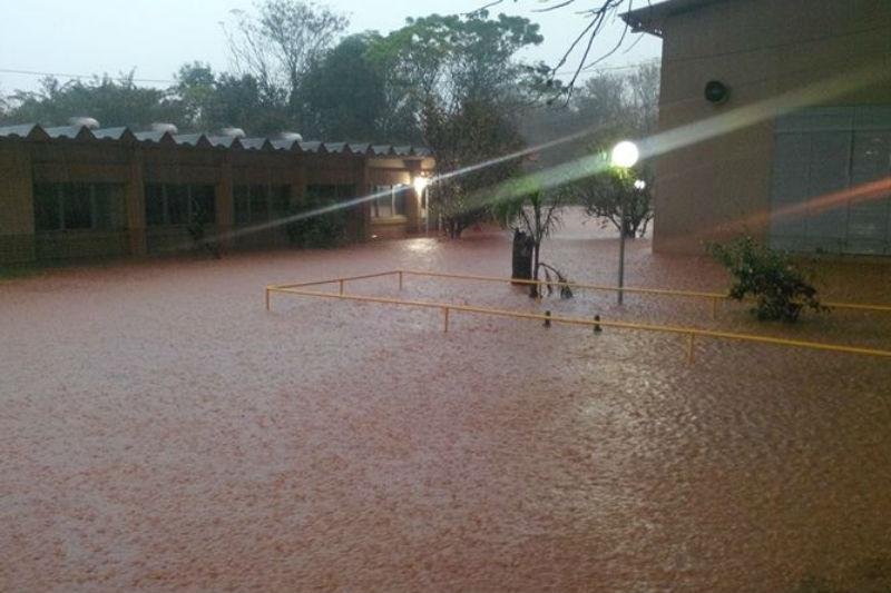Alagamentos causam interdi&ccedil;&otilde;es de tr&aacute;fego e danos a moradias