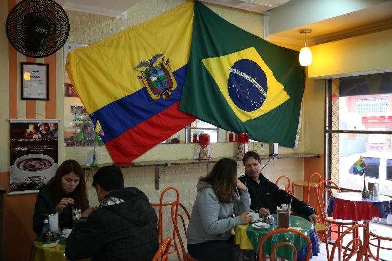 Na confeitaria Q Del&iacute;cia, bandeiras do Equador e Brasil est&atilde;o lado a lado