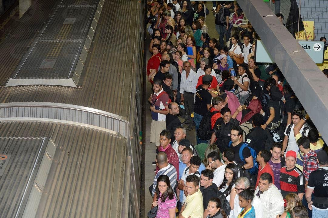 Em quinto dia de greve, tr&ecirc;s das cinco linhas do metr&ocirc; operaram parcialmente