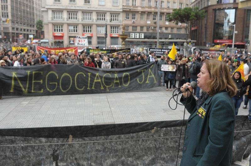 Grevistas promoveram uma apita&ccedil;o na frente da prefeitura de Porto Alegre nesta segunda-feira
