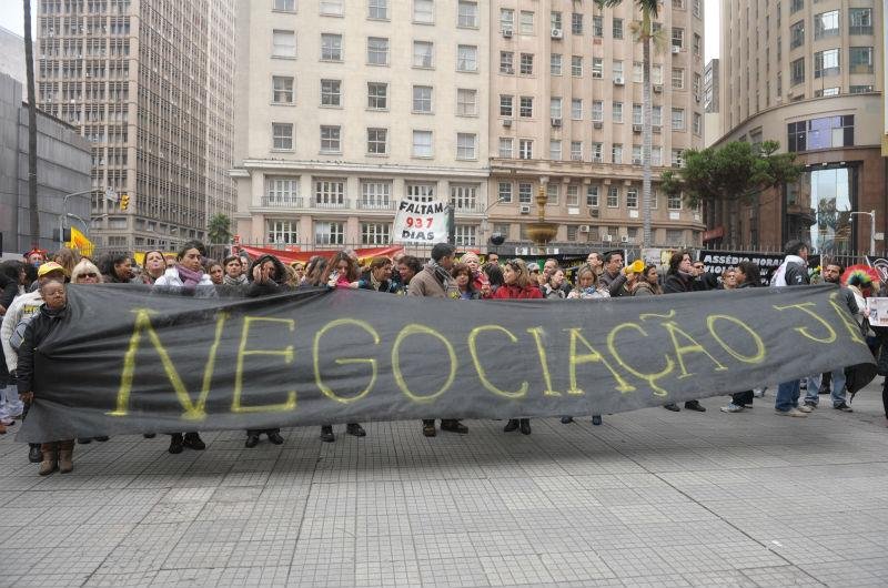 Sindicato dos Municip&aacute;rios realizou ato na manh&atilde; desta segunda-feira