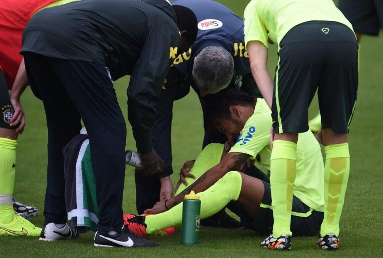 Neymar d&aacute; susto ao torcer o tornozelo em treino