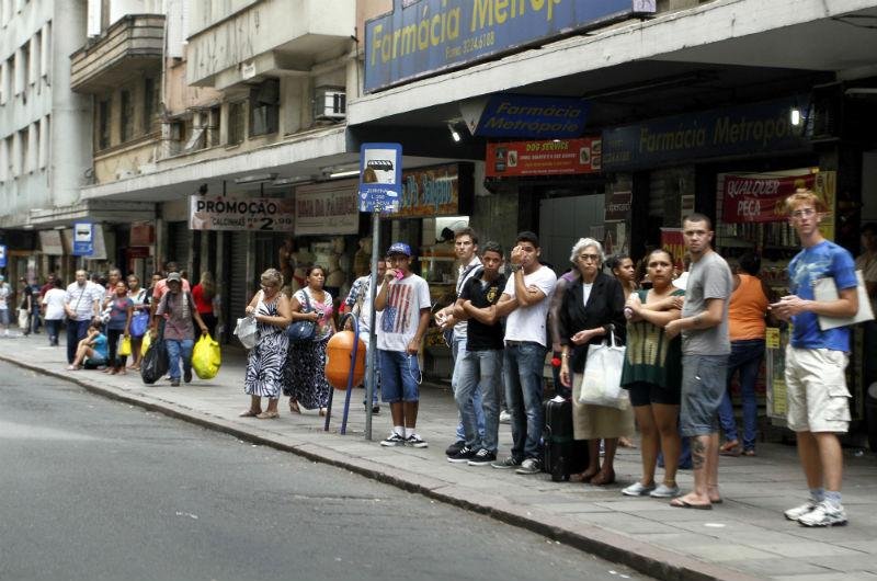 Greve realizada em fevereiro gerou filas nos pontos de &ocirc;nibus em Porto Alegre 