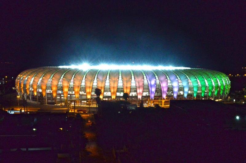  T&eacute;cnicos de ilumina&ccedil;&atilde;o fizeram testes das luzes nas cores das sele&ccedil;&otilde;es