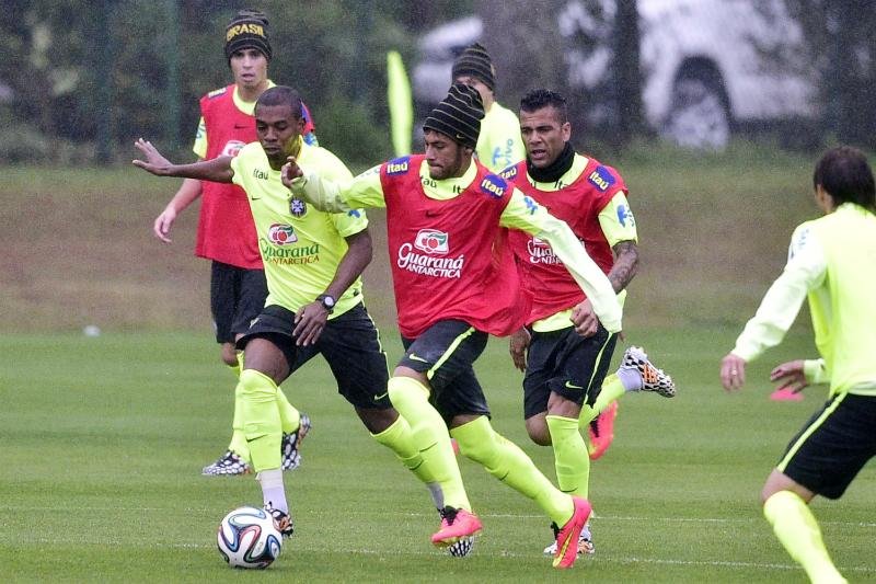 Neymar marcou dois gols, Hulk e Oscar completaram a vit&oacute;ria sobre os reservas no coletivo