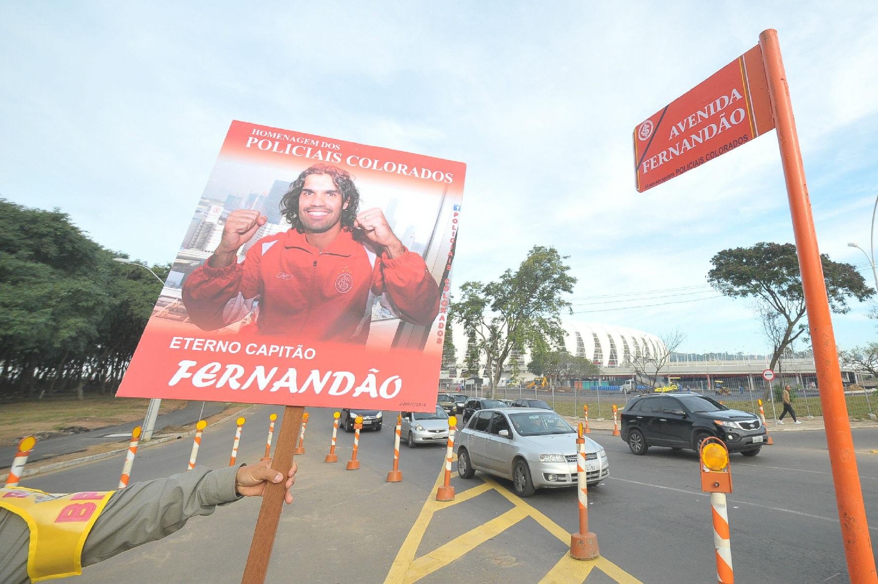 Policiais prestaram homenagem a Fernand&atilde;o na rua A, ao lado do Beira-Rio