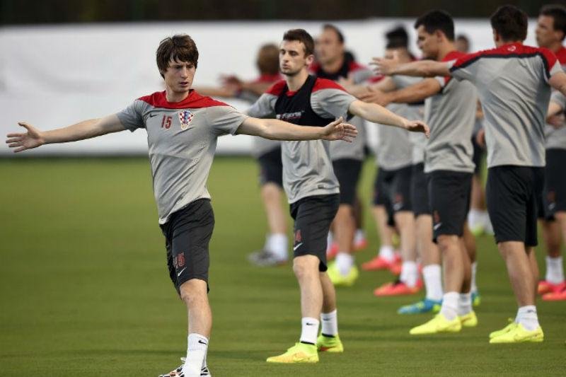 Advers&aacute;ria na estreia, Cro&aacute;cia corta meia Ivan Mocinic por les&atilde;o