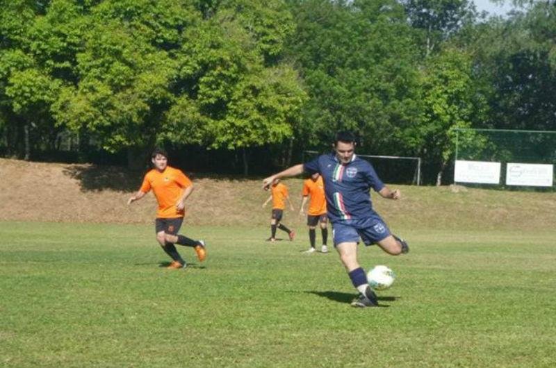 Lucas joga futebol de campo amadoramente