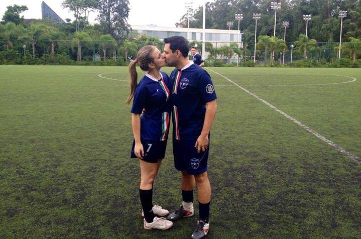 Bruna Gross e Lucas Oaigen compartilham a paix&atilde;o pelo futebol e em alguns momentos chegam a jogar juntos