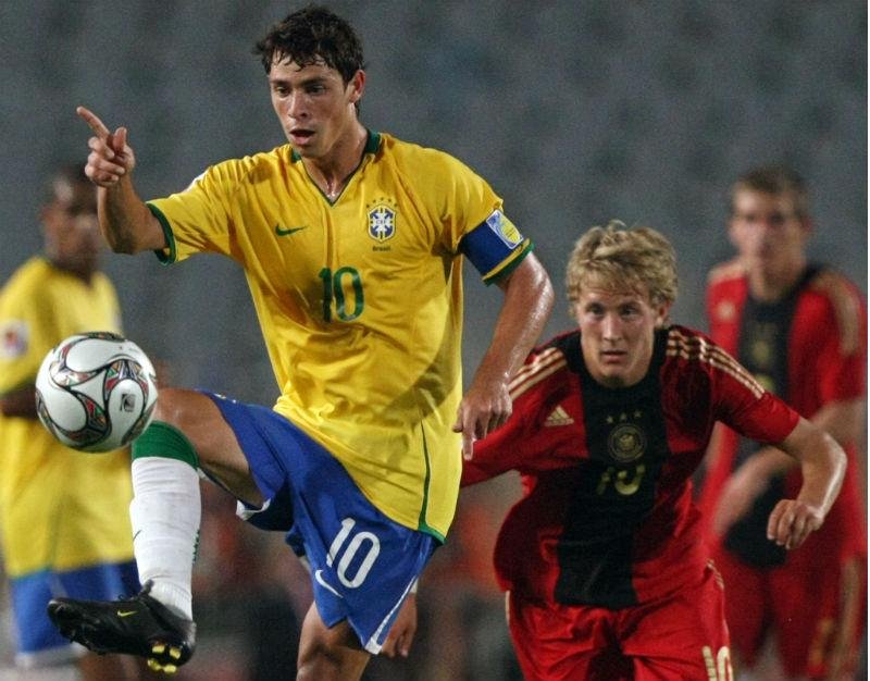 Giuliano deve ser comprado pelo Gr&ecirc;mio e pode assinar contrato longo