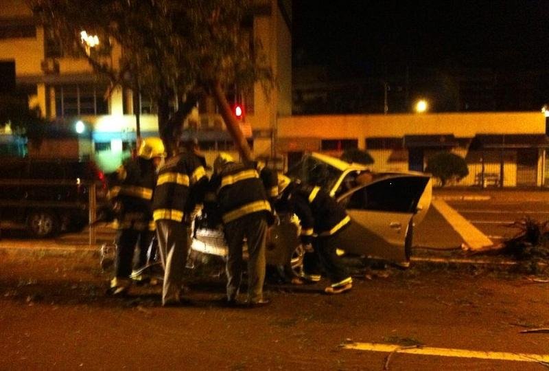 Bombeiros trabalharam no resgate da v&iacute;tima
