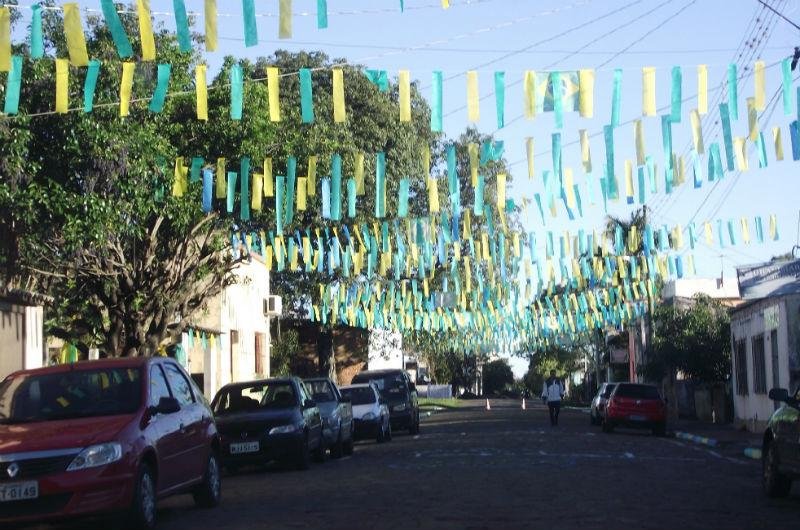Bandeirinhas do Brasil colorem as ruas de Alegrete