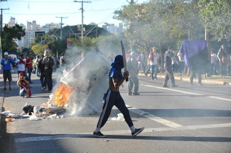 Manifestantes colocaram fogo em cont&ecirc;ineres
