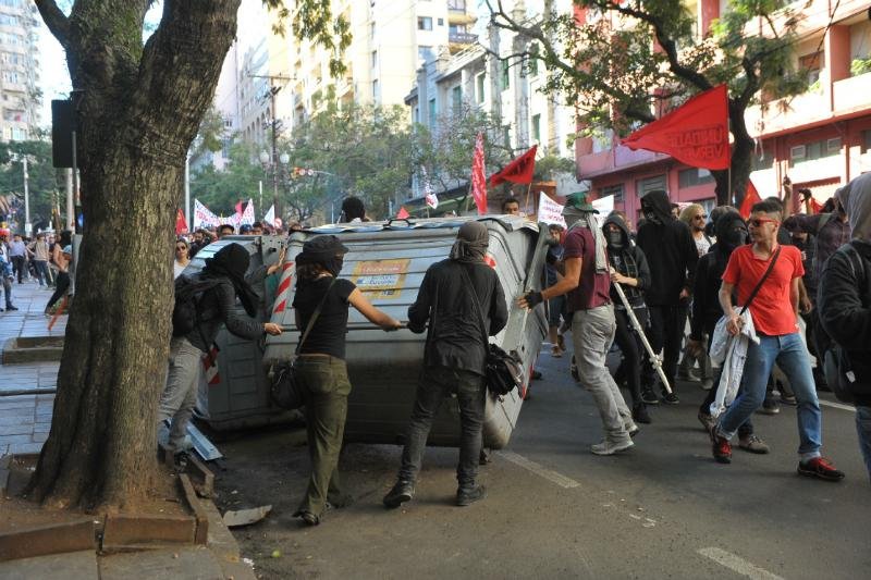 Manifestantes promoveram quebra-quebra no Centro de Porto Alegre