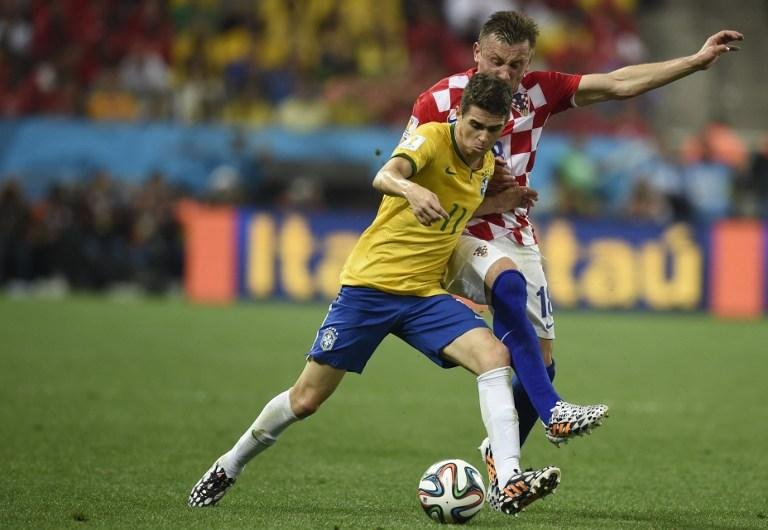 Dias depois de ser pai, Oscar faz atua&ccedil;&atilde;o de luxo pela Sele&ccedil;&atilde;o 