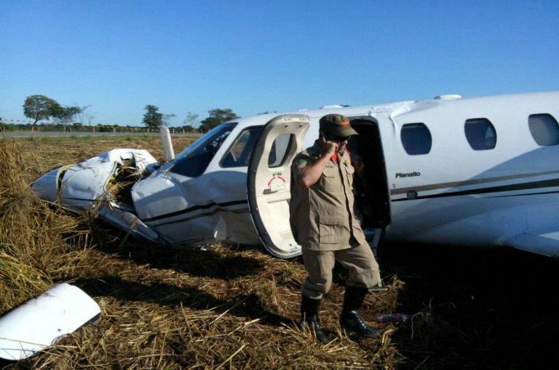 Ao pousar, a aeronave colidiu com uma cerca &agrave;s margens da rodovia GO 530