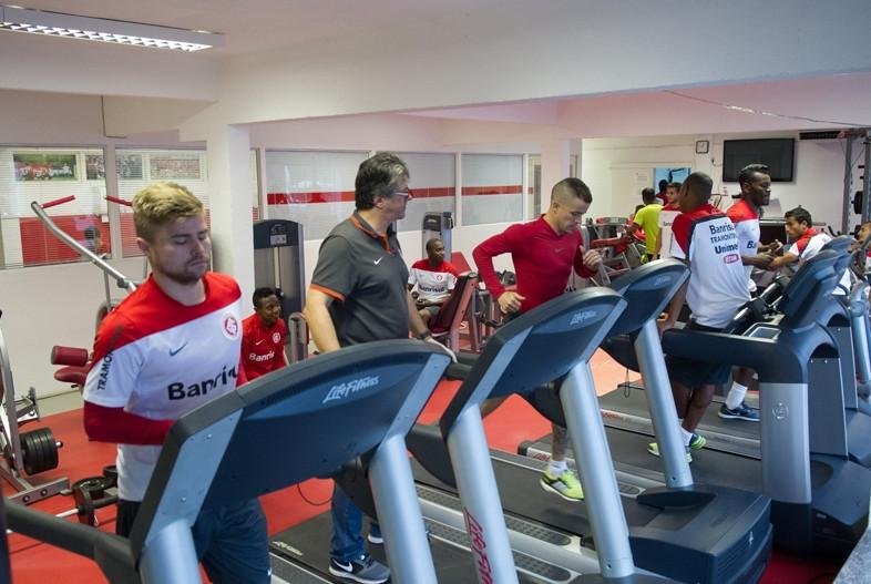 Chuva mant&eacute;m Inter na academia em primeiro dia de treinos