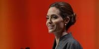 Angelina Jolie é condecorada por rainha Elizabeth