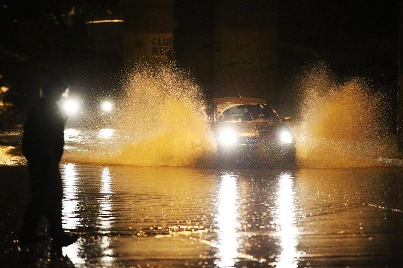 Chuva provoca alagamentos e tira 14 pessoas de casa em Porto Alegre