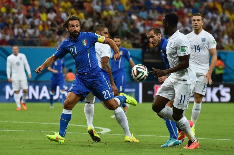 Pirlo, capit&atilde;o italiano, disputa o lance contra o ingl&ecirc;s