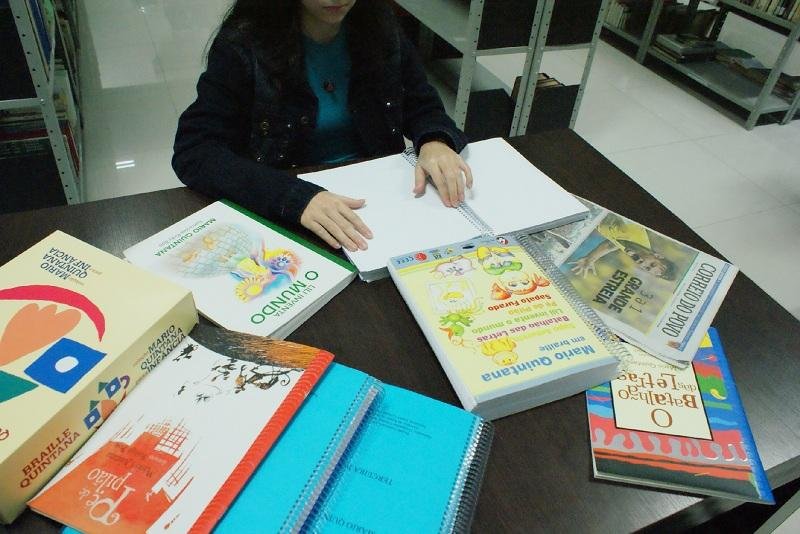 Camila &eacute; uma das alunas que utiliza a biblioteca