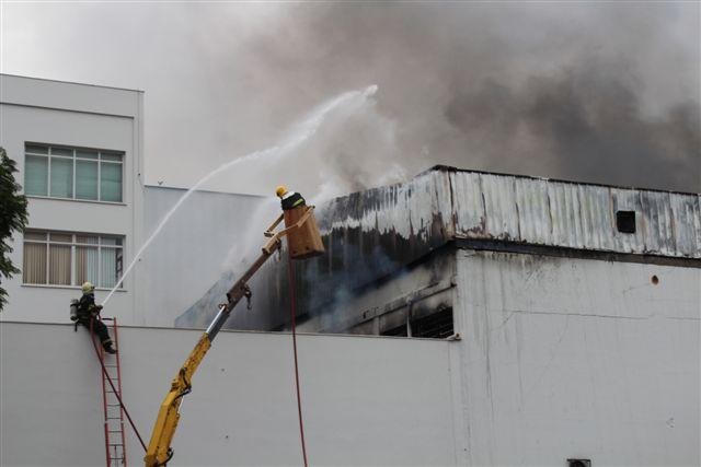 Inc&ecirc;ndio de grandes propor&ccedil;&otilde;es atinge cooperativa de Encantado