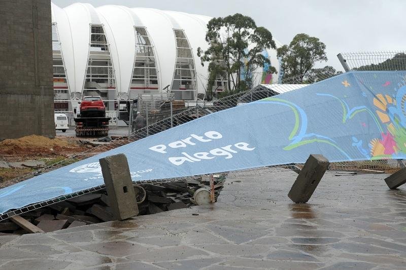 Chuva e vento causam danos em estruturas tempor&aacute;rias do Beira-Rio